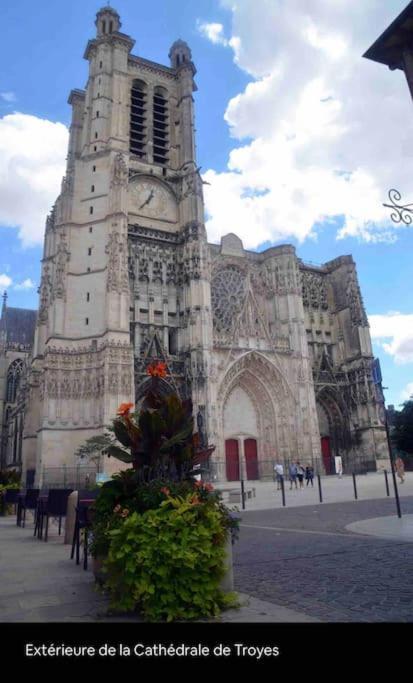 Superbe T2 De Caractere Au Centre Classe 3 Etoiles Troyes Kültér fotó